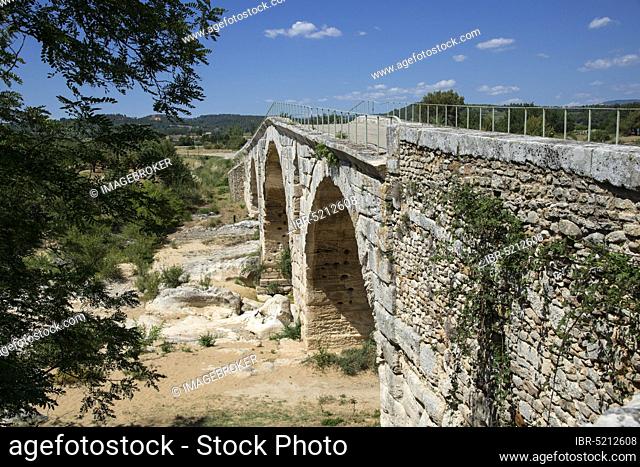 Pont Julien, near Bonnieux and Apt, Vaucluse, Provence, Provence-Alpes-Cote d'Azur, Julian Bridge, France, Europe