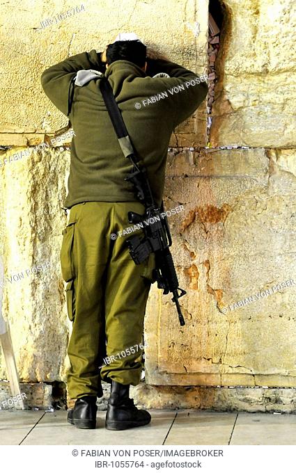 Israeli soldier with a machine gun praying at the Wailing Wall, Jerusalem, Israel, Near East, Orient
