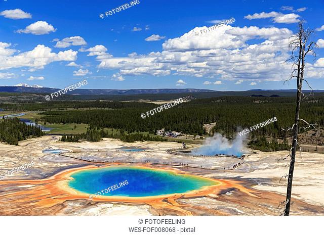 USA, Yellowstone National Park, Lower Geyser Basin, Midway Geyser Basin, Grand Prismatic Spring, elevated view