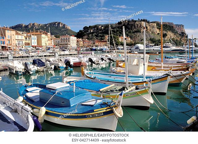 Wooden row boat in Cassis