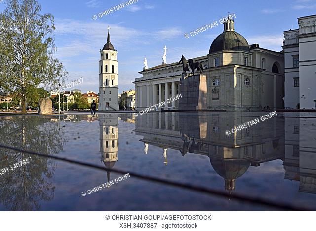 Cathedrale se refletant sur un bloc de marbre, Vilnius, Lituanie, Europe/Cathedral reflected on a block of marble, Vilnius, Lithuania, Europe