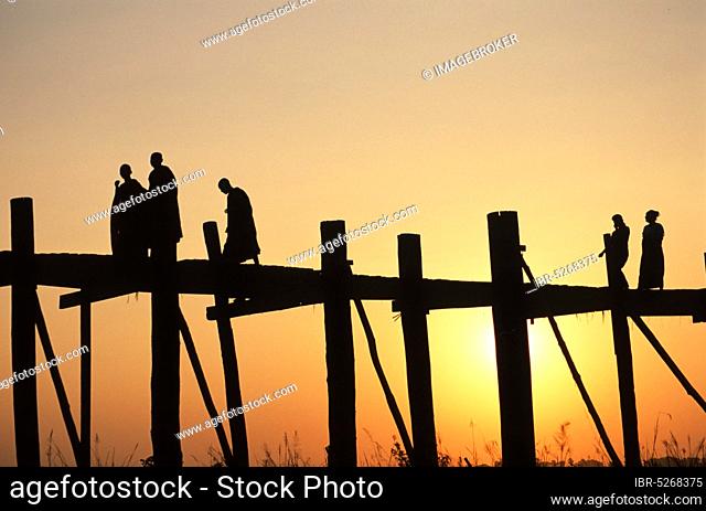 People on U-leg bridge, Amarapura, Mandalay, Myanmar, Asia