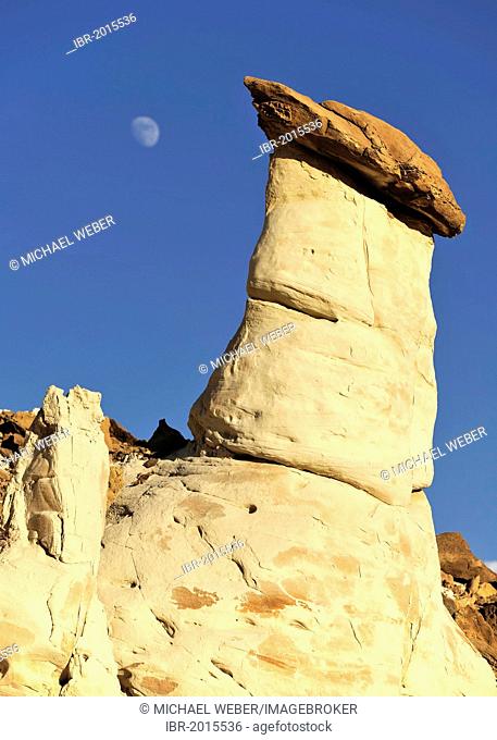 White Hoodoos, toadstool hoodoos, the Moon, rimrocks, Grand Staircase Escalante National Monument, GSENM, Utah, United States of America, USA