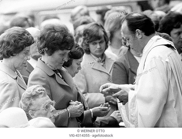DEUTSCHLAND, OBERHAUSEN, STERKRADE, 21.06.1973, Seventies, black and white photo, religion, Christianity, Corpus Christi