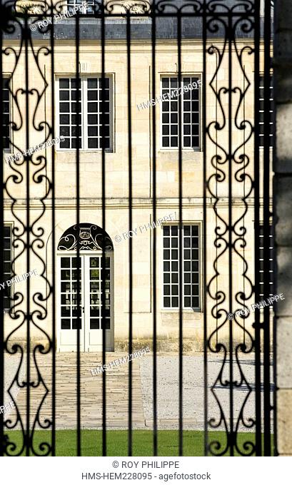 France, Gironde, Villenave d' Ornon, Bordeaux and Des Graves de Pessac Leognan Wineyards, AOC Graves De Pessac Leognan, the Chateau Couhins-Lurton and the Gate