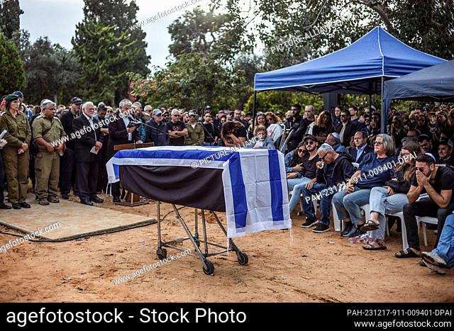 17 December 2023, Israel, Shefayim: Relatives and friends attend the funeral of Alon Lulu Shamriz, one of the 3 Israeli hostages who were mistakenly killed by...