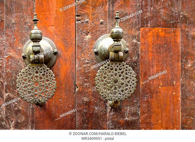 Orientalische Türklopfer an einer Holztür