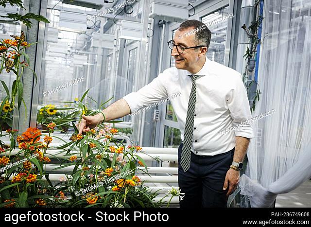 Cem Oezdemir (Alliance 90/The Greens), Federal Minister for Agriculture and Food, visits the phytotechnical center at the University of Hohenheim on the...