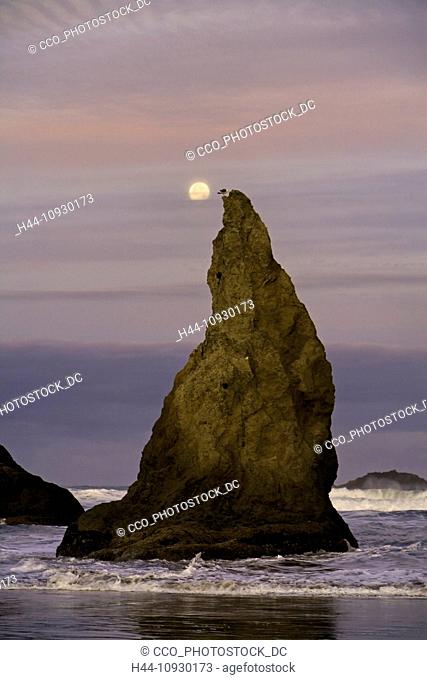 USA, Bandon, Bandon Beach, OR, Oregon, sea stack, moon, lunar, moon set, full moon, coast, coastline, shore, shoreline, ocean, beach, Pacific Ocean, winter