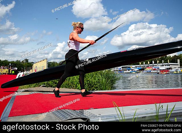 27 August 2023, North Rhine-Westphalia, Duisburg: Canoe: World Championship, Final, Canadier Singles, 5000m, Women. Annika Loske runs over the pontoon during...