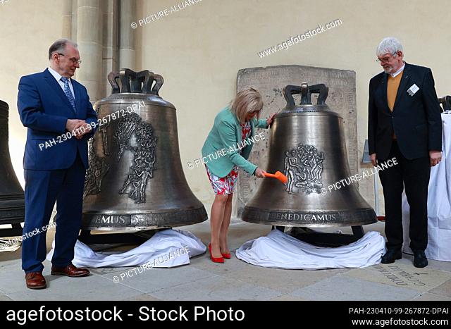10 April 2023, Saxony-Anhalt, Magdeburg: Simone Borris (center), mayor of Magdeburg, strikes the second ""Benedicamus"" bell in the cathedral