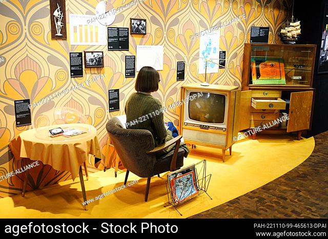 10 November 2022, Baden-Wuerttemberg, Mannheim: A woman sits in the Technoseum in the exhibition ""Auf Empfang! The History of Radio and Television"" in front...
