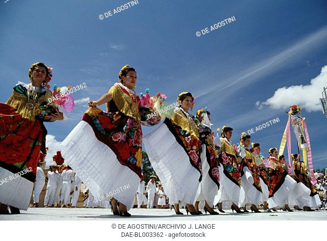 Women in traditional costumes, Jarabe Mixteco dance during the celebrations at the Guelaguetza festival, Oaxaca, Mexico