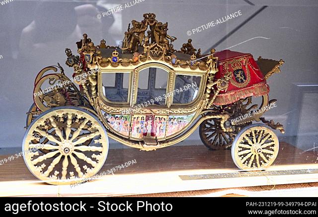 PRODUCTION - 18 December 2023, Baden-Württemberg, Stuttgart: The replica of a horse-drawn carriage, a gift to the Minister President of Baden-Württemberg