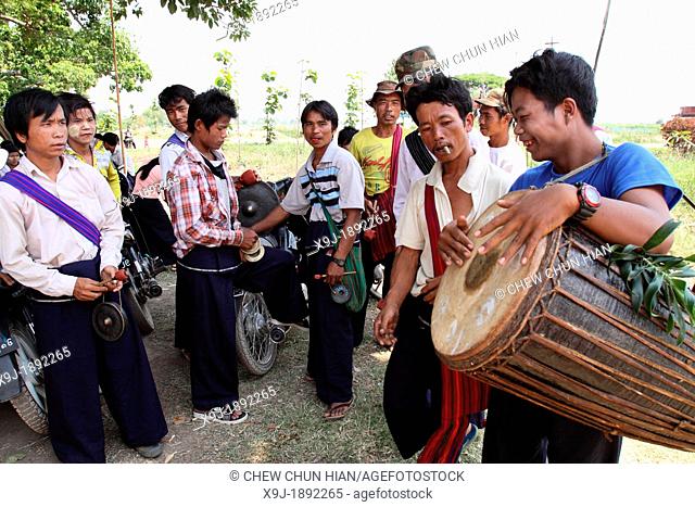 Pa-O mans playing traditional music, Taunggyi festival, Inle Lake, Shan State, Myanmar
