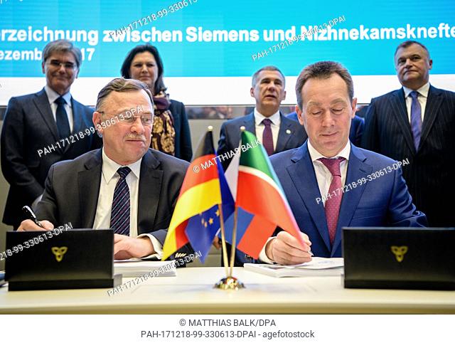 Dietrich Moller, CEO of Siemens Russia (L), and Azat Bikmurzin, General Director of Nizhnekamskneftekhim, signing an agreement between the Russian and German...