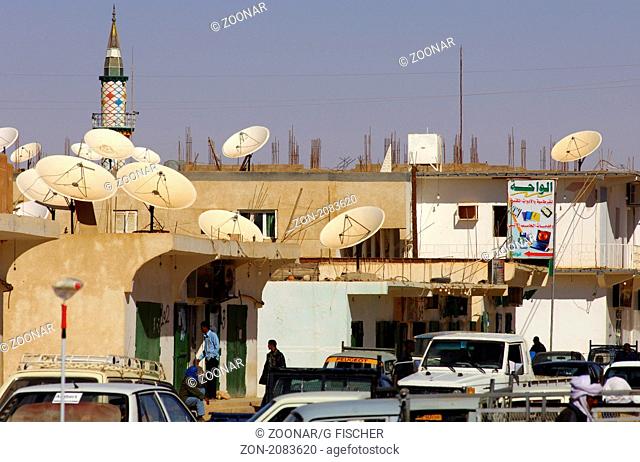 Wohnhäuser mit Satellitenantennen und das Minarett einer Moschee in der Stadt Germa / Rdesodential buildings with satellite dishes, Jerma, Libya