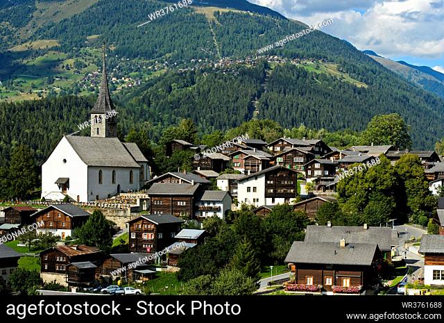 Ernen mit Kirche St.Georg, Landschaftspark Binntal, Wallis, Schweiz / Ernen with St. George church, Binntal valley, Valais, Switzerland