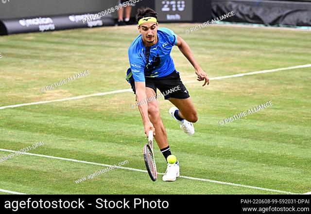 08 June 2022, Baden-Wuerttemberg, Stuttgart: Tennis: ATP Tour - Stuttgart, Singles, Men, Round of 16: Struff (Germany) - Sonego (Italy): Lorenzo Sonego in...