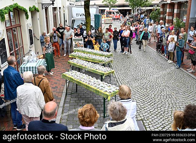 29 July 2023, Lower Saxony, Leer: The head of the Bünting Tea Museum Celia Brandenburg, welcomes the onlookers. Record attempt at the Bünting Tea Museum:...