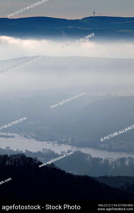 17 December 2023, North Rhine-Westphalia, Königswinter: A bank of clouds lies in the Rhine Valley as seen from the Großer Ölberg in the Siebengebirge