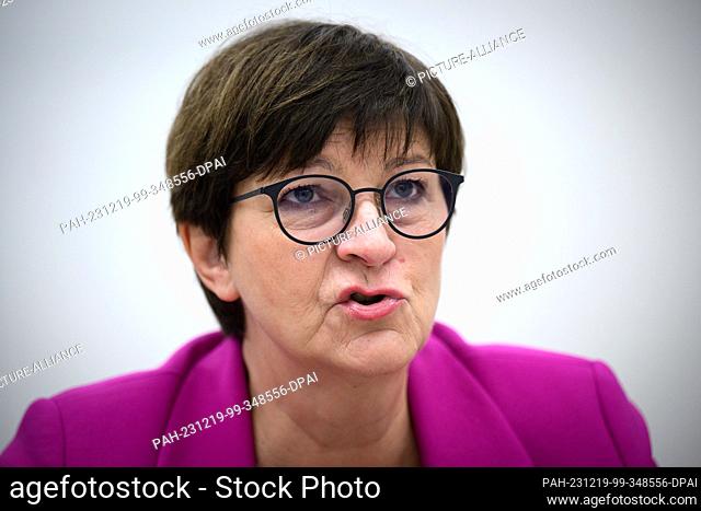 PRODUCTION - 19 December 2023, Berlin: Saskia Esken, leader of the SPD, sits in the news agency's Berlin newsroom during an interview with Deutsche...
