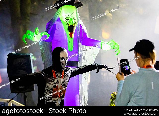 28 October 2023, Berlin: A runner has his picture taken after crossing the finish line at the Halloween Run Berlin 2023. The course leads through the Volkspark...
