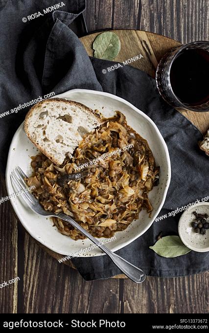 Bigos with white cabbage and oyster mushrooms