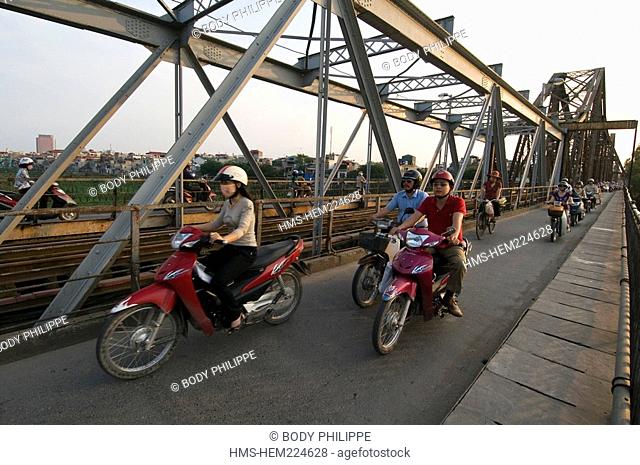 Vietnam, Hanoi, Old City, the movement Doumer Bridge