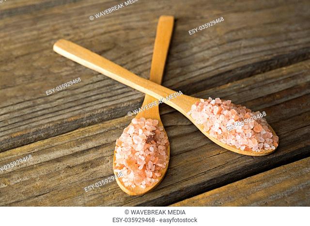 Himalayan salt in spoon