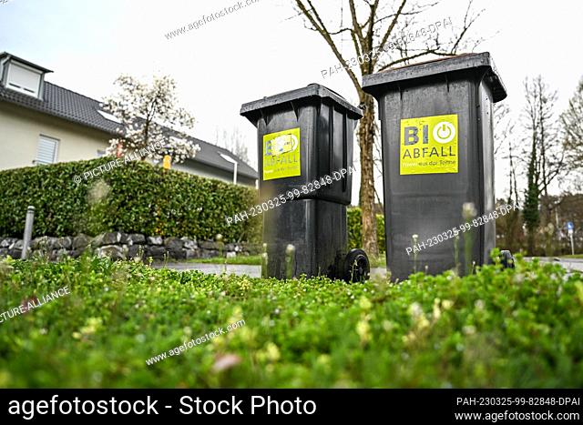 24 March 2023, Baden-Württemberg, Ravensburg: Waste garbage cans for organic waste are ready for collection at the roadside
