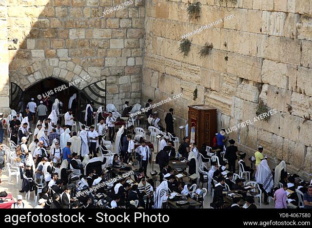 The Wailing Wall or Wailing Wall is the holiest site in Judaism, a vestige of the Temple of Jerusalem. Its name in Hebrew simply means ""western wall""