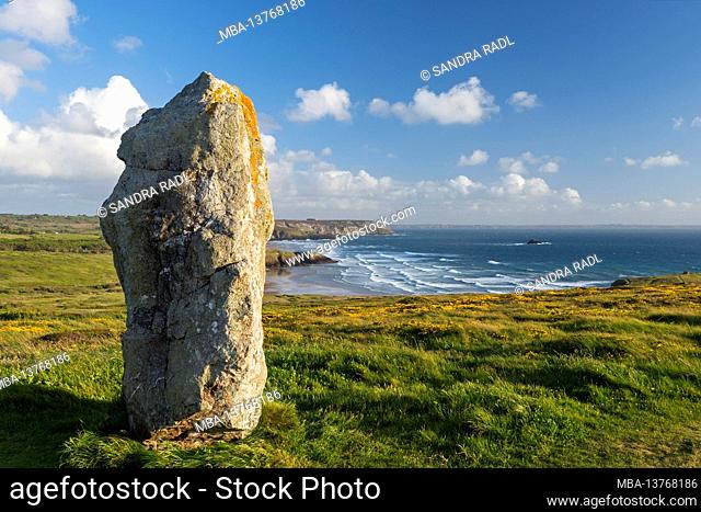 Menhir of Lostmarc'h, view of the bay and the beach of Lostmarc'h, Presqu'Ile de Crozon, France, Brittany, Finistère