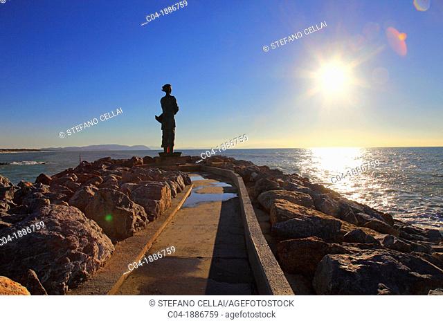 Italy, Tuscany, Livorno, San Vincenzo harbor, statue on the sea