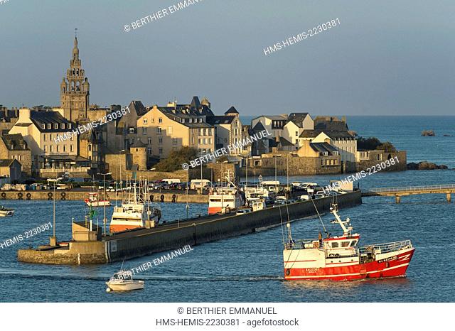 France, Finistere, Roscoff, view of the city and the harbour