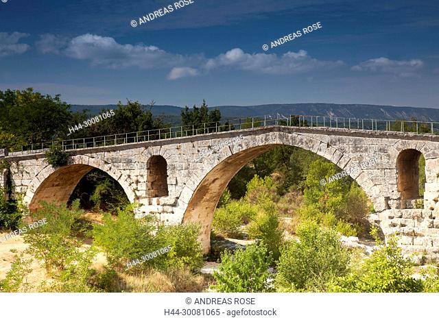 Pont Julien, alte römische Brücke, Provence, Region Provence-Alpes-Côte d’Azur, Frankreich, Europa| Pont Julien, ancient Roman bridge, abbot, Provence
