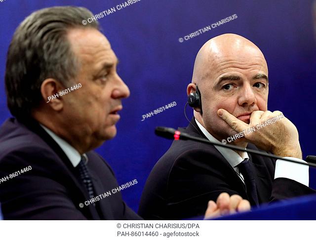 Der ehemalige russische Sportminister und heutige stellvertretende Ministerpräsident Witali Mutko (l) und FIFA-Präsident Gianni Infantino sprechen am 26