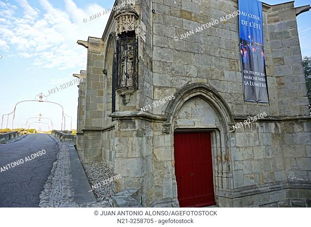 Notre Dame de La Santé, a small chapel which used to be adjoined to the Saint Jacques Hospital. Pont Vieux, Carcassonne. Languedoc-Roussillon, France