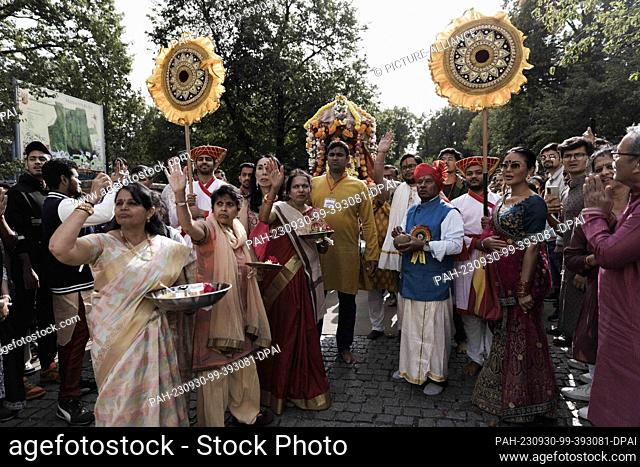 30 September 2023, Berlin: Participants celebrate the festival in honor of the deity Ganesha at the Sri Ganesha Temple in Hasenheide