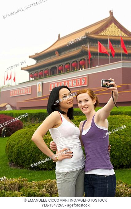 Tourists taking their own photograph in front of The Gate of Heavenly Peace, The Forbidden City, Beijing, China, Asia  MR