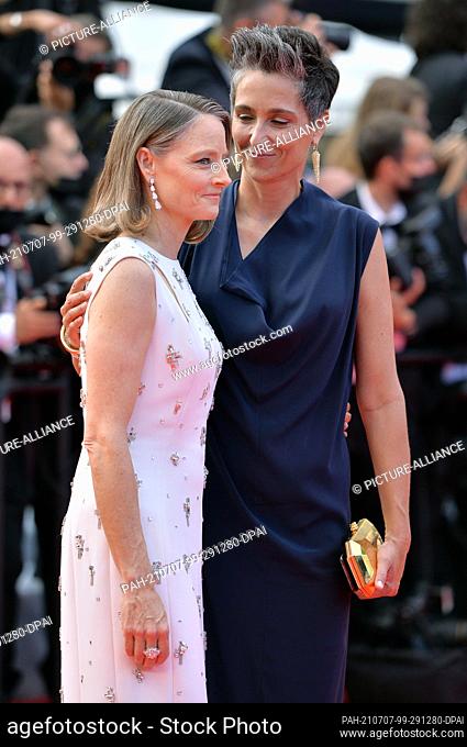 06 July 2021, France, Cannes: Jodie Foster (l) and Alexandra Hedison attend the opening ceremony and the premiere of the opening film ""Annette"" during the...