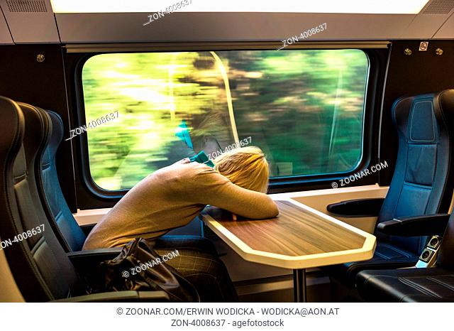 Eine schlafende Frau im Zug. Reisen in der Eisenbahn entspannt