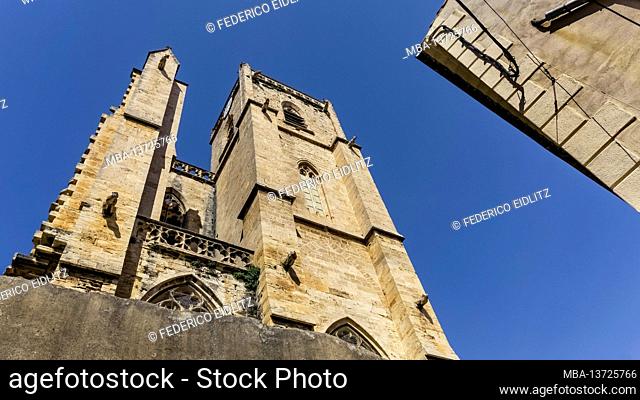 The collegiate Saint Étienne in Capestang was built in the 13th century in the Gothic style. The bell tower is 43 meters high. Monument historique