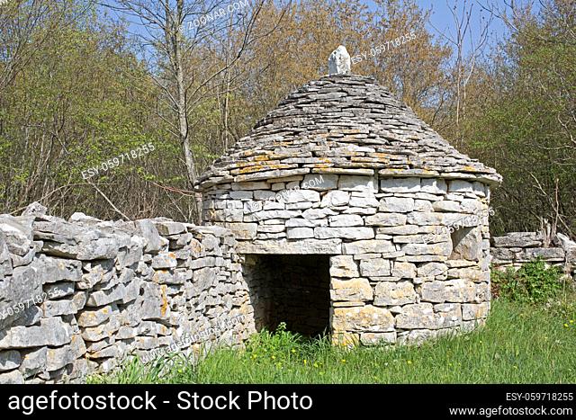 Der Kazun ist ein kleines Steinhäuschen in der istrischen Landschaft, das den Schäfern und Tieren Istriens Schutz vor dem Wetter bot