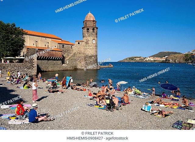 France, Pyrenees Orientales, Cote vermeille, Collioure, the Boramar beach and Notre Dame des Anges (Our Lady of the Angels church)