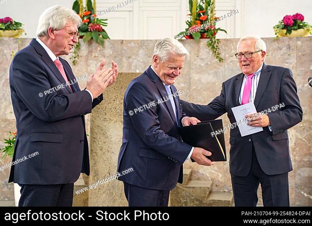 04 July 2021, Hessen, Frankfurt/Main: Former Federal President Joachim Gauck (centre) will receive the Franz Werfel Human Rights Award 2021 from Christean...