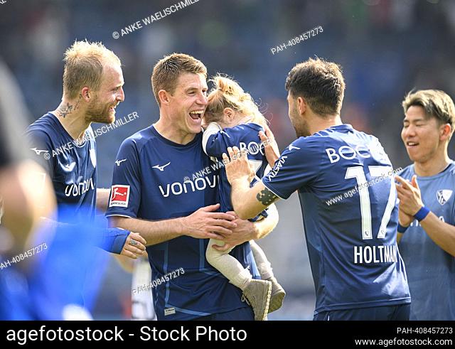 final jubilation BO, left to right Philipp HOFMANN (BO), Dominique HEINTZ (BO), Gerrit HOLTMANN (BO), with child, football 1st Bundesliga, 32nd matchday
