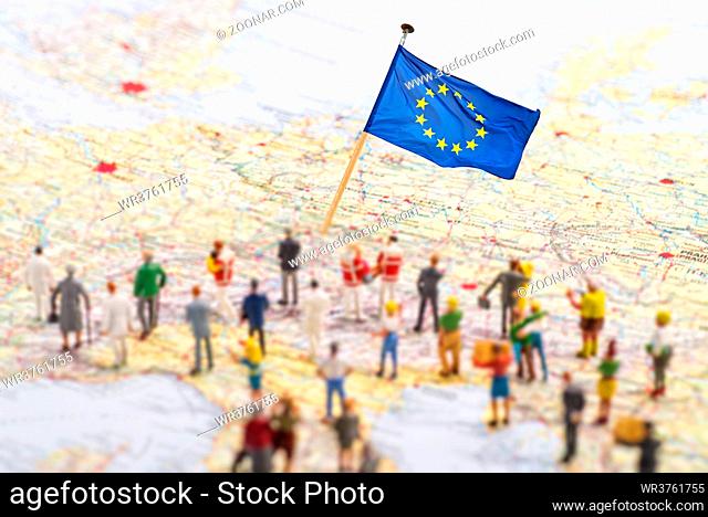 Europakarte mit Europäischer Flagge und einer großen Gruppe mit Figuren