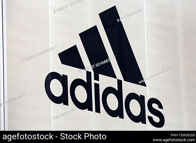 Adidas AG is one of the largest international manufacturers of sporting goods with its headquarters in Herzogenaurach. (Symbol picture