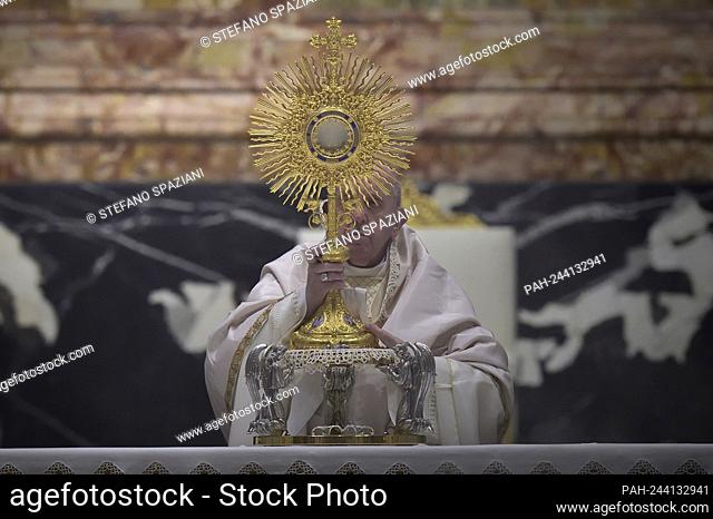 June 06, 2021 - Vatican City (Holy See) - POPE FRANCIS celebrates mass in the fest of the Corpus Domini in St. Peter's Basilica at the Vatican